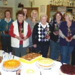 Diese Damen hatten Kuchen und Torten für den Abend gebacken.